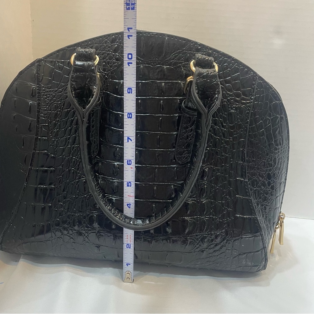 Elegant Black Crocodile-Embossed Women's Handbag. PVC. Dome. Double zip. Used. - Picture 12 of 16